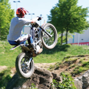 Beim Trial fahren beweist du deine Geschicklichkeit auf dem Motorrad. Jetzt dieses Erlebnis-Geschenk und über 2.500 weitere Geschenkideen entdecken.