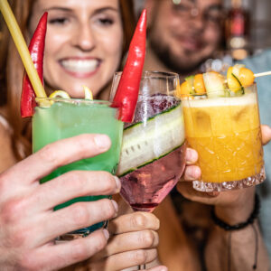 Im Cocktail-Kurs wirst du zum Held jeder Party. Jetzt diese Geschenkidee und über 2.500 weitere Erlebnis-Geschenke entdecken.