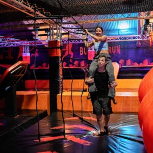 Im Trampolin Park helft ihr euch gegenseitig auf die Sprünge. Trampolin Park für 2 direkt buchen oder als Gutschein verschenken