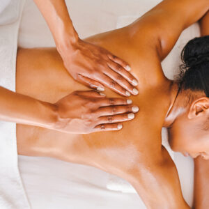 Wellness in Hannover: Floating und Massage genießen. Tiefenentspannung im Salzwasser plus therapeutische Massage. Jetzt reservieren!