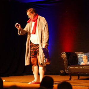 Du möchtest mal wieder so richtig herzhaft lachen? Dann komm zum Comedy Dinner im Restaurant Steuerndieb und genieße neben der Show ein köstliches 3-Gänge-Menü!