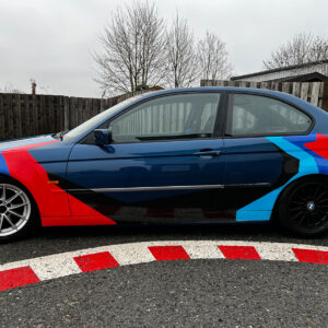 Erlebe die ultimative Verbindung zwischen Adrenalin und Präzision beim exklusiven Drift-Training im eigenen Fahrzeug auf dem Race Track. Perfektioniere deine Fahrtechnik unter Anleitung erfahrener Instruktoren