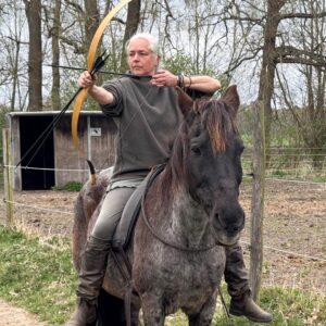 Erlebe das Zusammenspiel von Reiten und Bogenschießen: Wähle dein Pferd