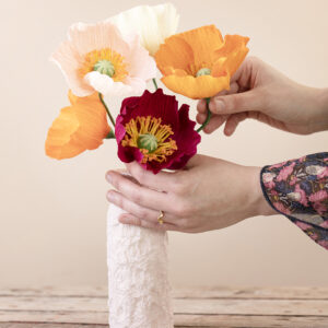 Blumen verblühen – doch diese hier halten für immer. In dieser besonderen ArtNight tauchst du in die kreative Welt des Paper Flower Craftings ein und gestaltest Schritt für Schritt dein eigenes