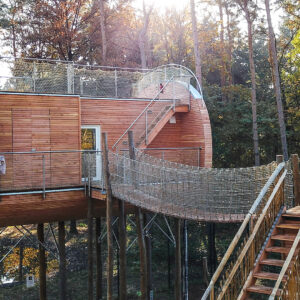 Erlebt ein magisches Abenteuer: 2 Nächte im Baumhaus des Wolfcenters Dörverden zu zweit. Schlaft inmitten der Natur unter den Sternen - außergewöhnlich und unvergesslich.