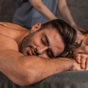 Gönnt euch eine Partner Massage mit Jochen Schweizer! Lasst euch gemeinsam in romantischer Atmosphäre von einer Paarmassage verwöhnen. Jetzt hier buchen!