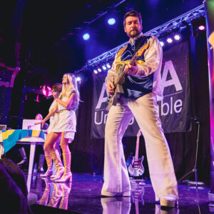 Hier wird Musik zur Zeitreise: Bei „Abba Unforgettable“ tauchst du mitten in die glitzernde Welt von ABBA ein und erlebst die größten Hits so nah und lebendig wie nie zuvor.