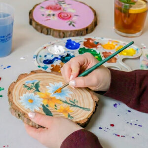 Holzscheiben bemalen: Kreative Anleitung zum Verzieren von Holzscheiben mit Acrylfarben. Tipps