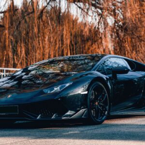 Erlebe pure Leistung und Luxus beim Fahren eines Lamborghini Huracán durch die niedersächsische Landschaft.