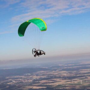 Über den Wolken... entdeckst Du die Welt aus einer anderen Perspektive! Buche jetzt einen unvergesslichen Motorgleitschirm-Rundflug im legendären Fresh Breeze X-Citor (ca. 30 Min.)